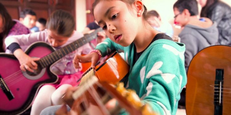 Municipalidad lanza curso de guitarra y canto en Filadelfia