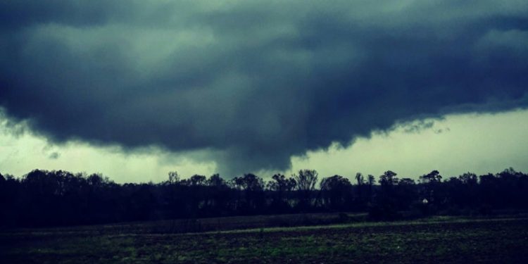 Al menos dos tornados matan a 23 personas en Estados Unidos