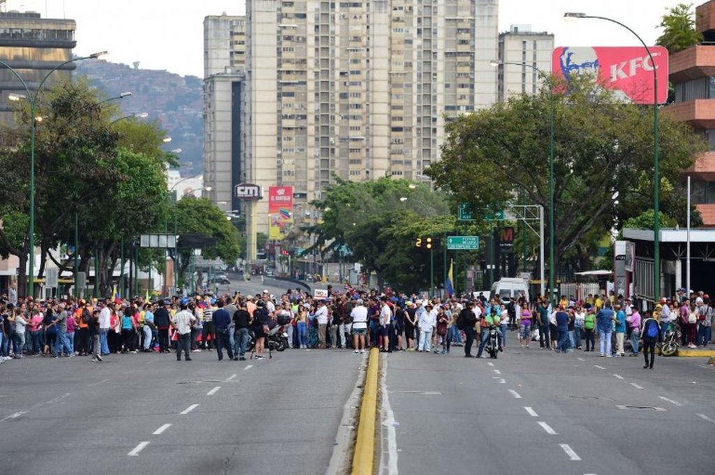 Gobierno y oposición a las calles en una Venezuela sitiada por apagones