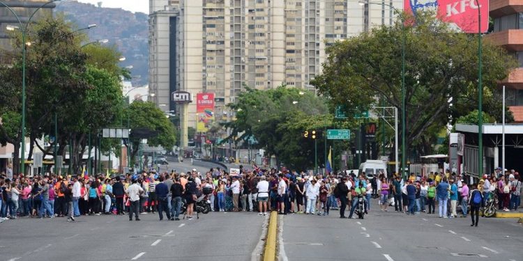 Gobierno y oposición a las calles en una Venezuela sitiada por apagones Gobierno y oposición a las calles en una Venezuela sitiada por apagones