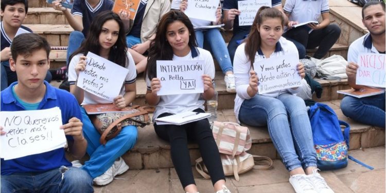 Gremio de estudiantes denuncian falta de docentes en más de 100 instituciones
