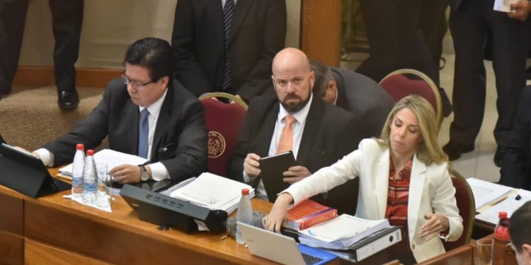 Renunció contralor Enrique García antes de votación por su remoción