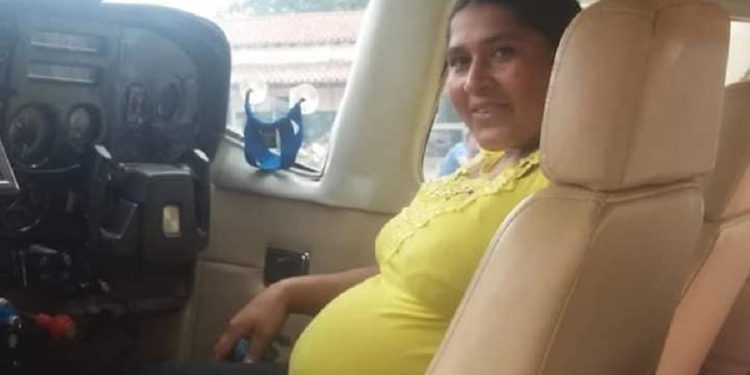 Trasladan por avión a mujer chaqueña en última etapa de embarazo de riesgo