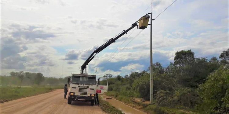 Avanzan obras de electrificación en Teniente Martínez Avanzan obras de electrificación en Teniente Martínez