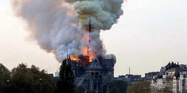La catedral de Notre Dame de París sufre un importante incendio La catedral de Notre Dame de París sufre un importante incendio