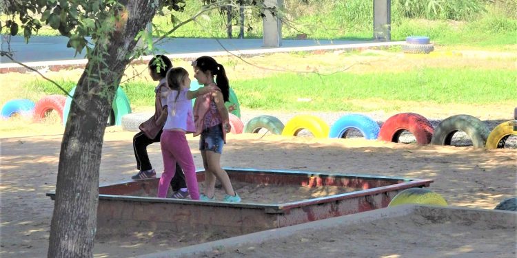 Establecen una «escuela para padres» en la Colonia Neuland