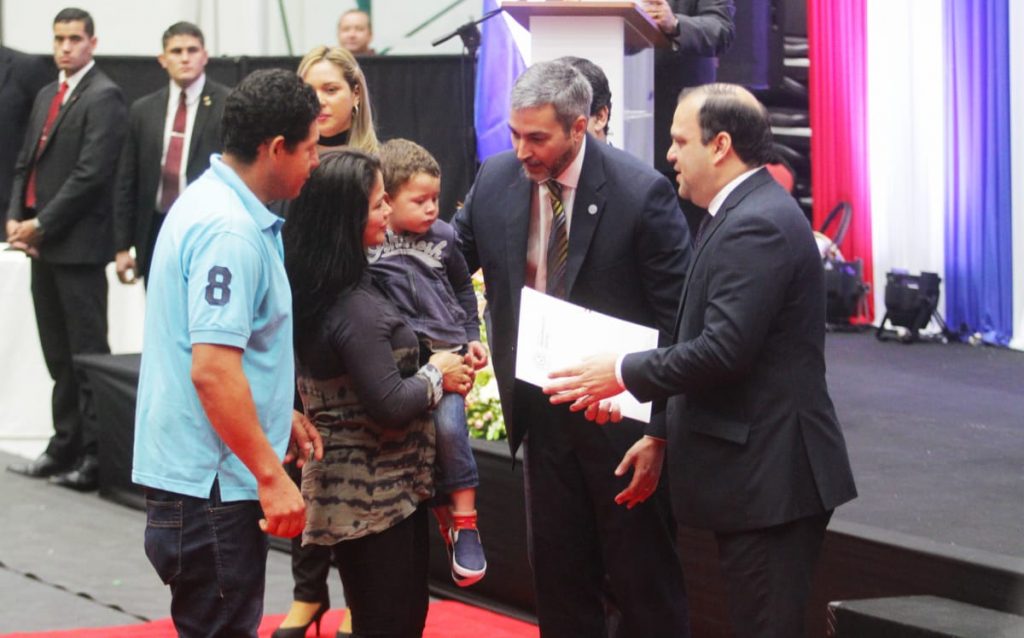 Gobierno entregó contratos de inmuebles a familias de Central Gobierno entregó contratos de inmuebles a familias de Central