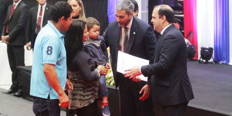 Gobierno entregó contratos de inmuebles a familias de Central