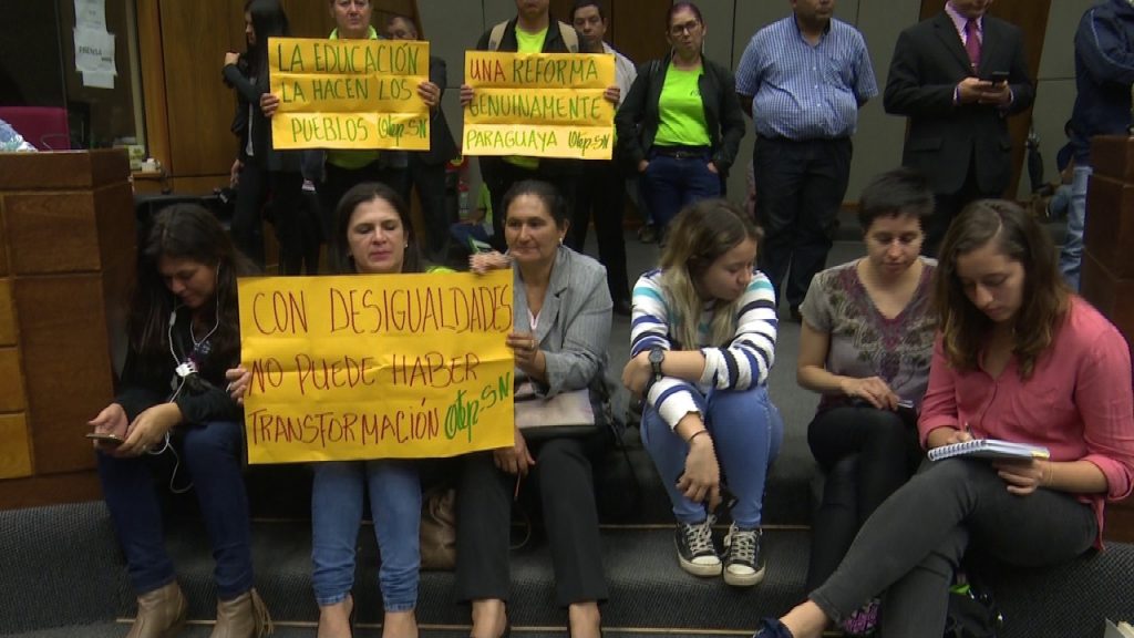 Ministro Petta insta a diálogo mientras estudiantes reclaman en pleno discurso