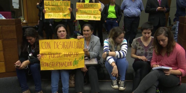 Ministro Petta insta a diálogo mientras estudiantes reclaman en pleno discurso