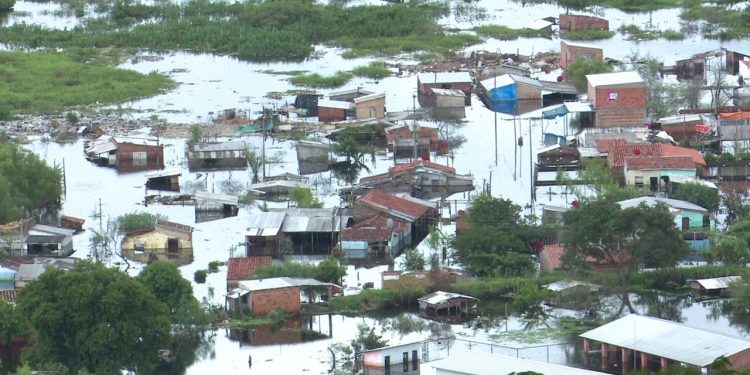 Nivel del río Paraguay descendió levemente pero sigue aumentando damnificados Nivel del río Paraguay descendió levemente pero sigue aumentando damnificados