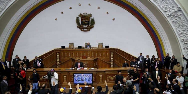 La Asamblea Nacional venezolana afirmó que la economía del país se desplomó un 55,17 % en cinco años