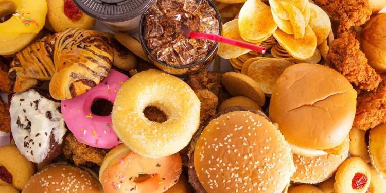 Salud de jóvenes en riesgo por exceder consumo de bebidas azucaradas y snacks