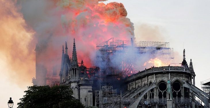 Notre Dame: Hallan colillas de cigarrillos en andamios donde surgió el fuego