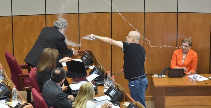 Payo cubas derrama agua a Calé Payo cubas derrama agua a Calé