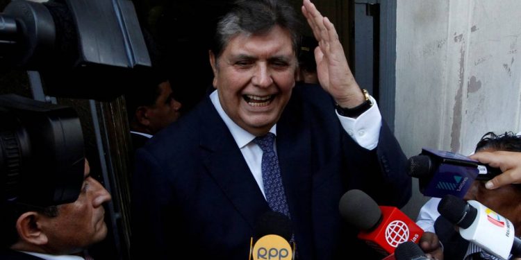El ex presidente peruano Alan García se dispara en la cabeza cuando iba a ser detenido