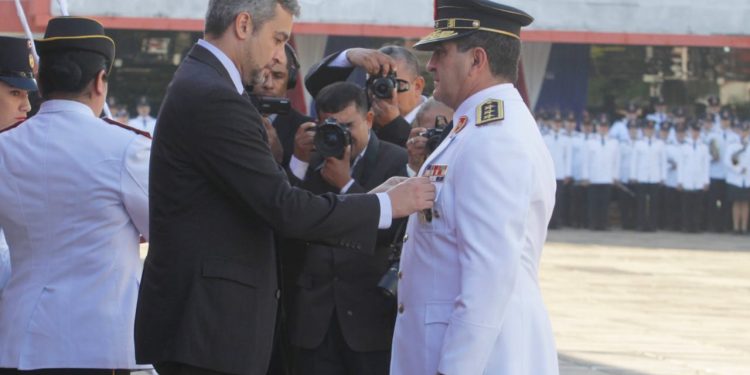 Entregan bastones de mando y medallas al mérito a jefes policiales