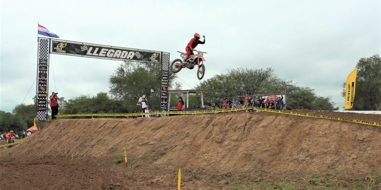 Competidores del Nacional de Motocross pusieron a prueba el suelo chaqueño