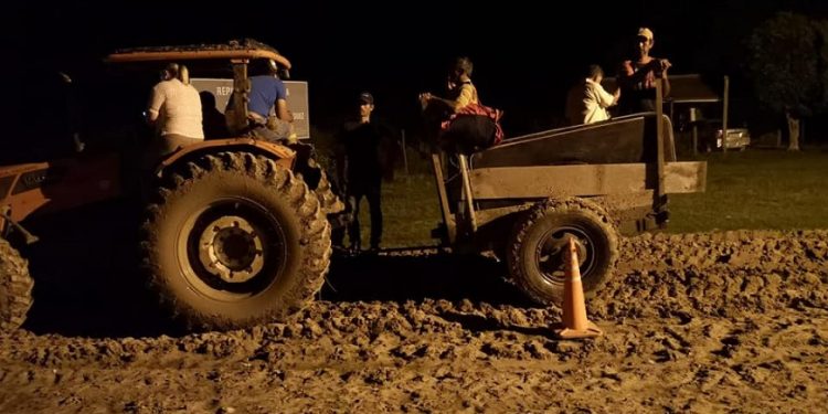 Trasladan de emergencia a adulto mayor en tractor desde el Chaco