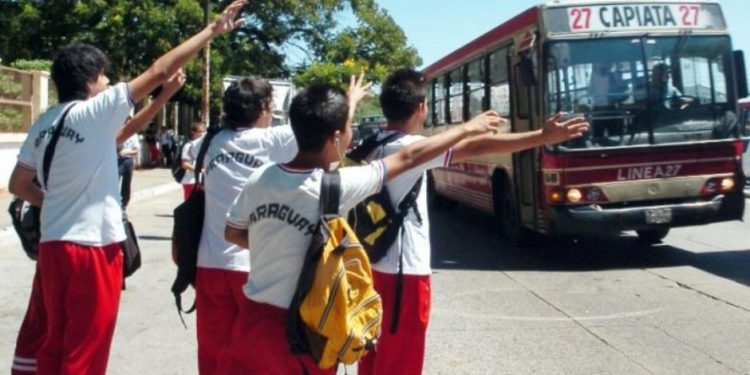 Estudiantes indignados por suba del pasaje denuncian además un mal servicio Estudiantes indignados por suba del pasaje denuncian además un mal servicio
