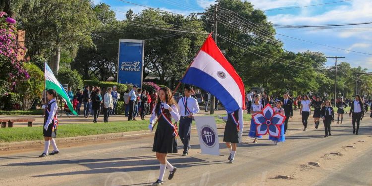 Estudiantes rinden honores a la patria y la madre en Neuland