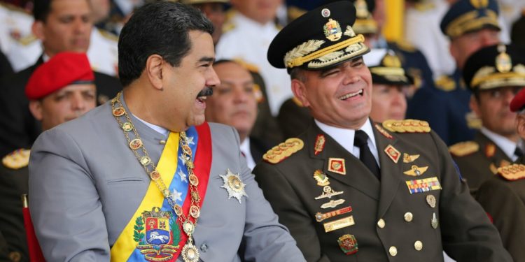 Maduro se muestra con militar que conspiró para derrocarlo y arengó: «Ha llegado la hora de combatir»