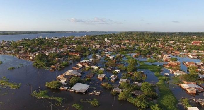 Río Paraguay sigue creciendo y desplaza a más de 12.500 familias en Asunción