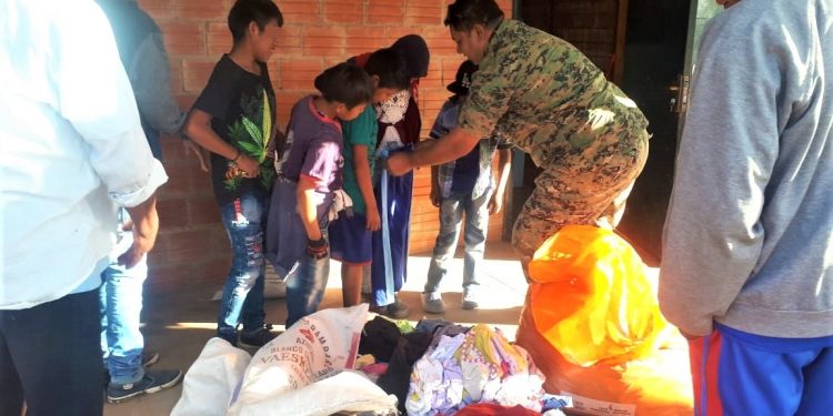 Agentes policiales entregan alimentos y ropas en zonas alejadas del Chaco