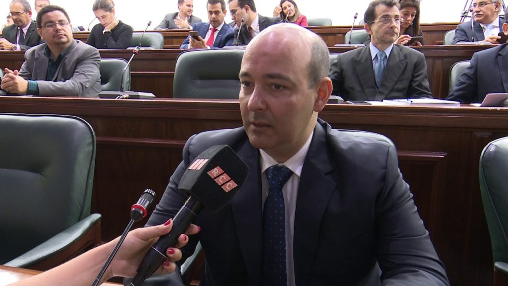 Debaten sobre reducción del uso de papel en la administración pública