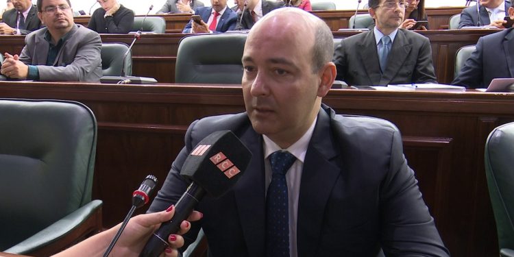 Debaten sobre reducción del uso de papel en la administración pública