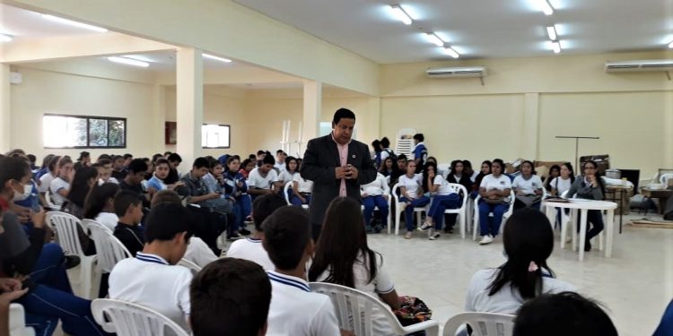 Estudiantes del Colegio Departamental de Boquerón protestan por probable cambio de docentes
