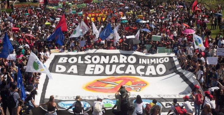 Comunidad educativa contra Bolsonaro, quien los acusa de ser idiotas útiles