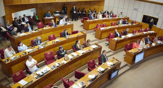 Senadores aprobaron proyecto de ley de jubilación para médicos de Salud Pública
