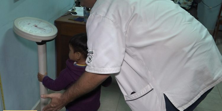 Gran cantidad de madres vacunan a sus hijos en la Clínica Indígena de Filadelfia