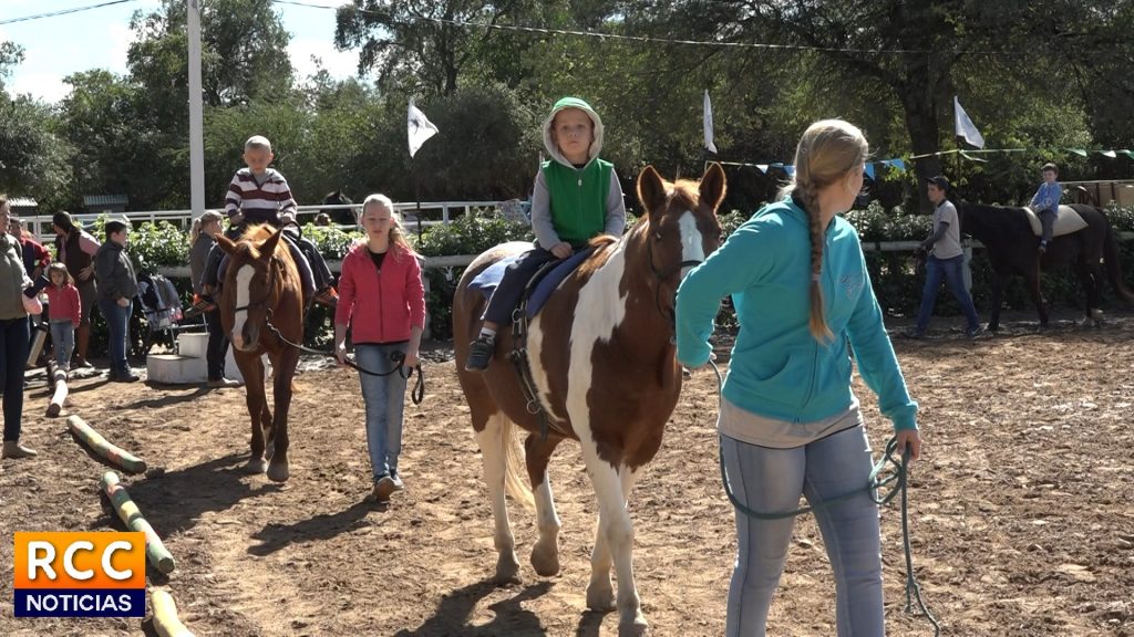 Familias y niños disfrutaron de paseos a caballo en Filadelfia