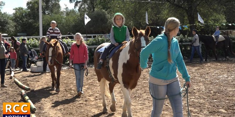 Familias y niños disfrutaron de paseos a caballo en Filadelfia