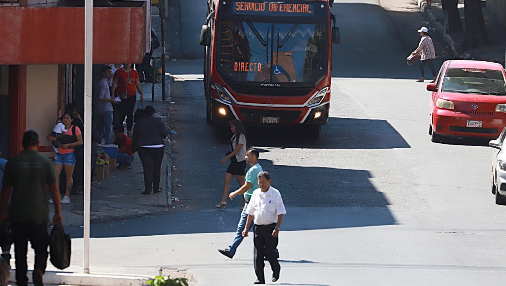 Ejecutivo oficializa subsidio por dos meses para empresas del transporte público