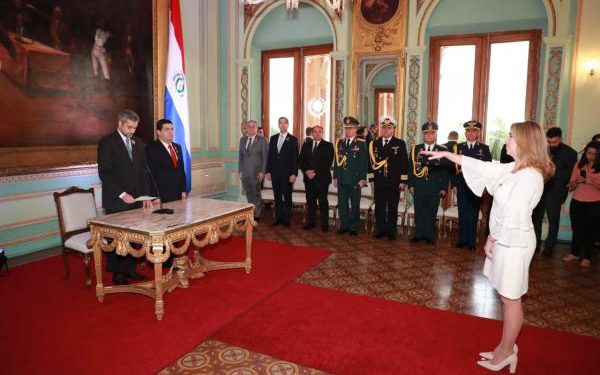 Abdo Benítez toma juramento a nueva escribana Mayor de Gobierno