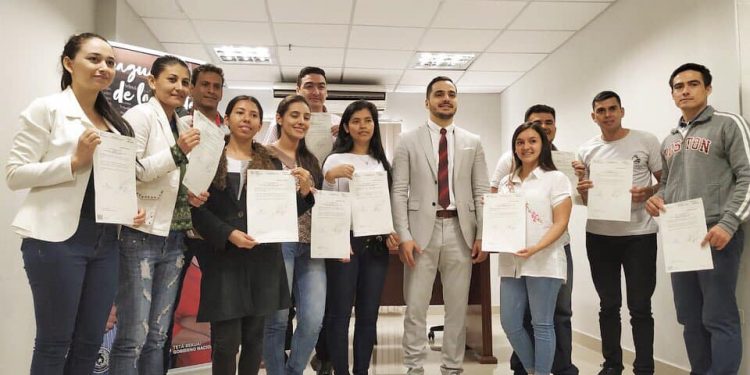 Estudiantes paraguayos de medicina en Venezuela regresan tras 7 años afuera