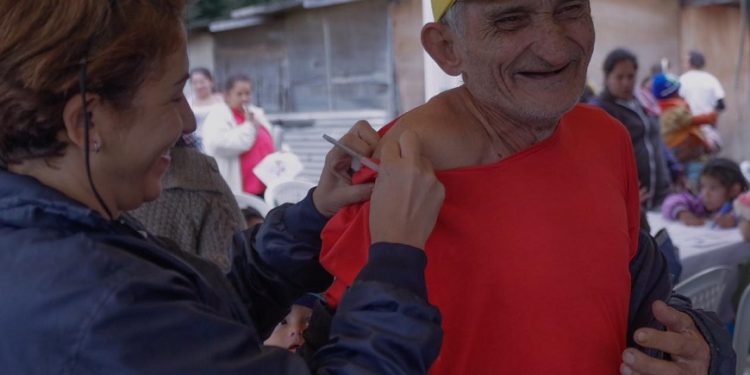 Salud desmitifica argumentos contra vacunas antigripales