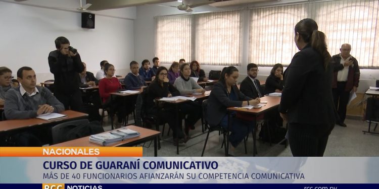 Más de 40 funcionarios se capacitan en uso del guaraní para uso en sus tareas