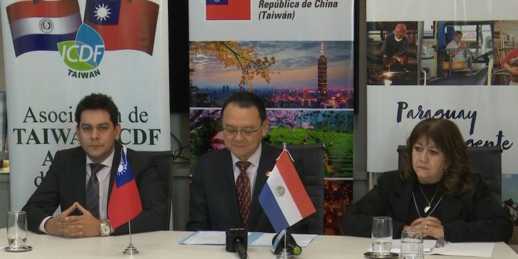 SNPP y Embajada de Taiwán entregan pasajes aéreos a jóvenes becarios