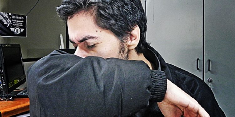 Salud insta a cubrirse con el ángulo del brazo al toser o estornudar