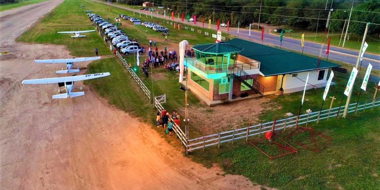 Inauguran coqueta y moderna torre de control en el Aeródromo Loma Plata. Inauguran coqueta y moderna torre de control en el Aeródromo Loma Plata.