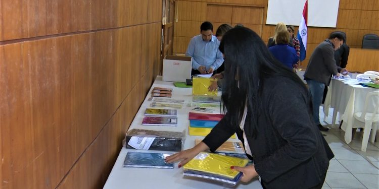 Estudiantes verifican calidad de los útiles que utilizarán el próximo año