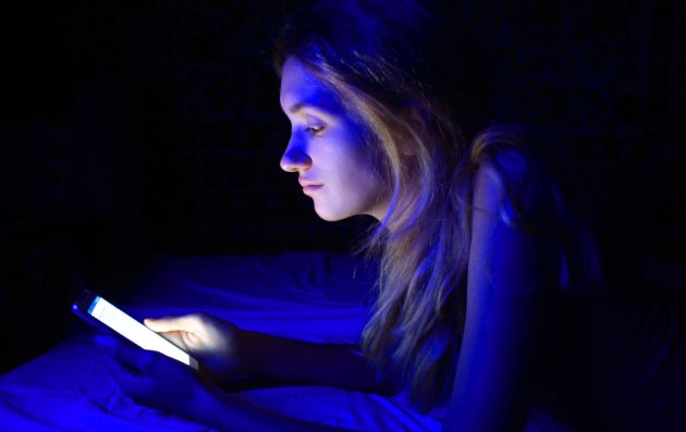 Alteraciones del sueño por uso de celulares pueden provocar aumento de peso Alteraciones del sueño por uso de celulares pueden provocar aumento de peso