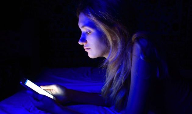 Alteraciones del sueño por uso de celulares pueden provocar aumento de peso