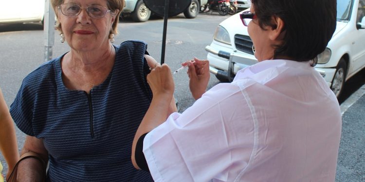 Salud insta a grupos de riesgo a vacunarse para evitar muertes por influenza