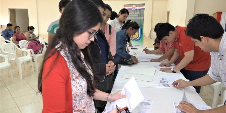 Estudiantes de Boquerón aguardan adjudicación de becas de Gobernación
