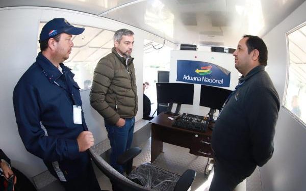 Jefe de Estado visitó el puesto de control migratorio de Infante Rivarola